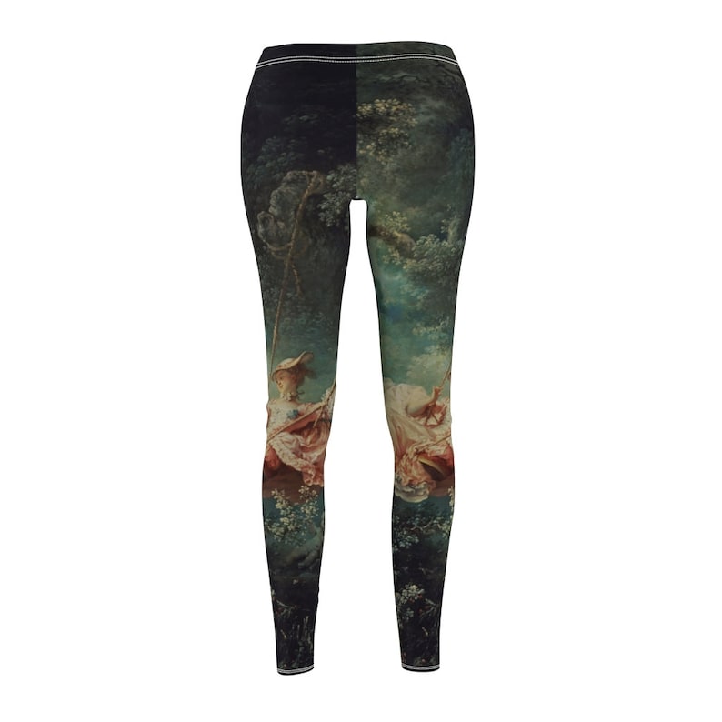 Puede incluir: Leggings con una impresi&oacute;n de una pintura cl&aacute;sica que representa a una mujer en un columpio en un bosque. La obra de arte utiliza tonos rosas, blancos y verdes. Los leggings tienen una cintura alta y una costura blanca.
