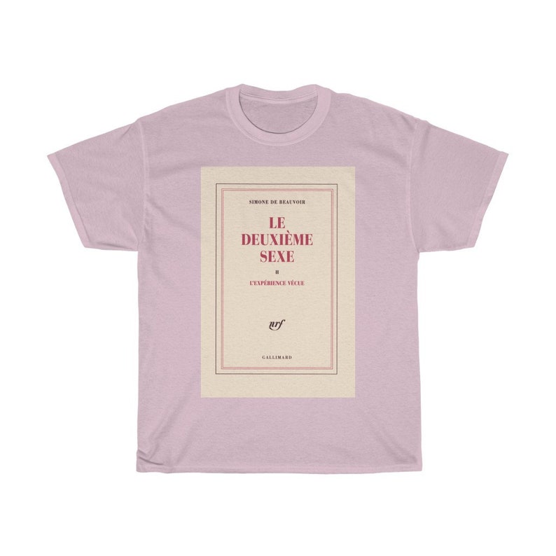 Op de afbeelding: Een lichtroze T-shirt met de boekomslag van "Le Deuxi&egrave;me Sexe" van Simone de Beauvoir. De boekomslag is omlijst met rode en zwarte lijnen en de titel is rood. Dit T-shirt is een casual kledingstuk.