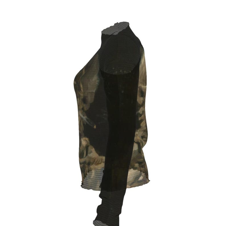 Puede incluir: Una camiseta de manga larga con cuello alto. Las mangas y el cuello son negros, mientras que el cuerpo de la camiseta presenta un dise&ntilde;o apagado y estampado en tonos marr&oacute;n, beige y verde oliva. La tela parece ser semitransparente.