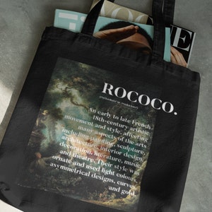 Può includere: Borsa tote nera con una stampa bianca di un dipinto e il testo "ROCOCO. Un movimento e uno stile francese di inizio e fine del XVIII secolo, che ha influenzato molti aspetti delle arti, tra cui la pittura, la scultura, l'architettura, il design degli interni, la decorazione, la letteratura, la musica e il teatro. Il loro stile era ornato e usava colori chiari, disegni asimmetrici, curve e oro."