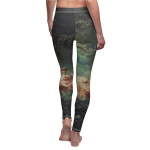 Puede incluir: Leggings con estampado de pintura cl&aacute;sica. La obra de arte muestra figuras en un bosque, con verdes, azules y toques de rosa y blanco. Los leggings tienen cintura alta y un dise&ntilde;o ajustado.