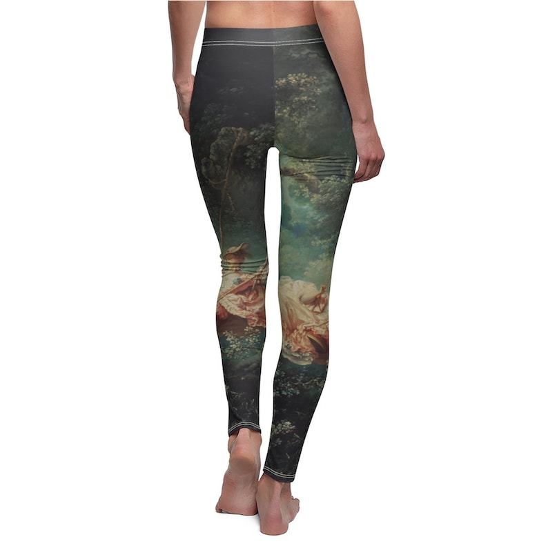 Puede incluir: Leggings con estampado de pintura cl&aacute;sica. La obra de arte muestra figuras en un bosque, con verdes, azules y toques de rosa y blanco. Los leggings tienen cintura alta y un dise&ntilde;o ajustado.