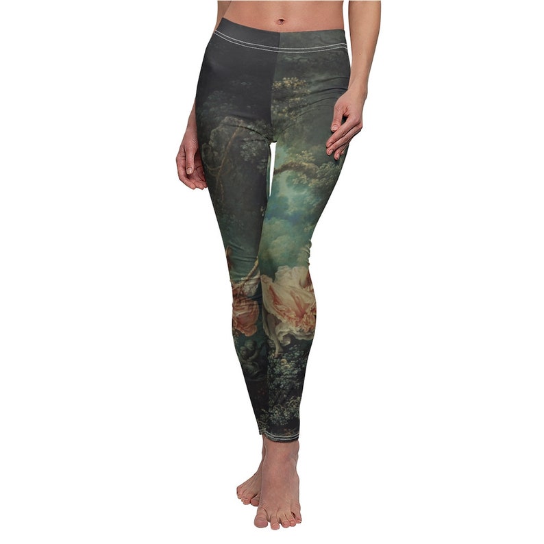 Puede incluir: Leggings largos con un estampado floral y paisaj&iacute;stico de estilo vintage. El dise&ntilde;o utiliza tonos azules, verdes y rosas, creando una est&eacute;tica suave y art&iacute;stica. Los leggings son ajustados y est&aacute;n hechos de un material c&oacute;modo.