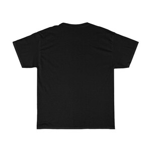 Puede incluir: Camiseta negra lisa, vista por la espalda. Tiene mangas cortas y cuello redondo. La tela parece ser un material suave y de peso medio. Es una prenda b&aacute;sica y vers&aacute;til.
