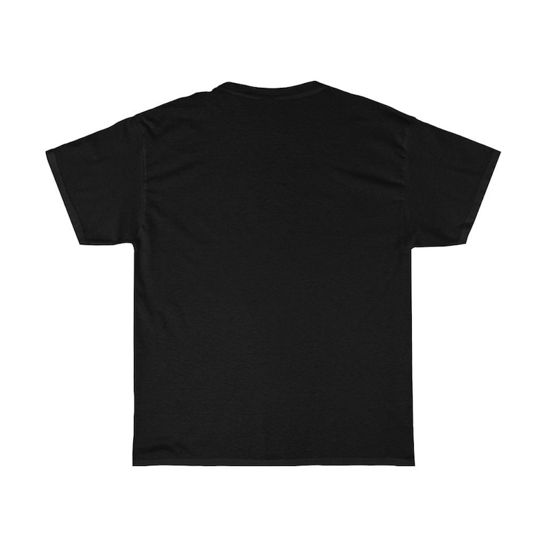 Puede incluir: Camiseta negra lisa, vista por la espalda. Tiene mangas cortas y cuello redondo. La tela parece ser un material suave y de peso medio. Es una prenda b&aacute;sica y vers&aacute;til.