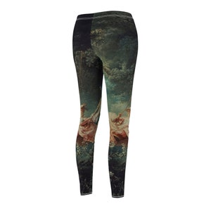 Puede incluir: Leggings negros con una pintura cl&aacute;sica de una mujer en un columpio en un bosque. La obra de arte presenta figuras con vestidos rosas y blancos, con un fondo verde oscuro y azul. Los leggings tienen cintura alta y una raya blanca.