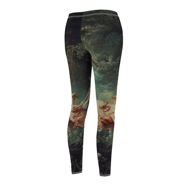 Puede incluir: Leggings negros con una pintura cl&aacute;sica de una mujer en un columpio en un bosque. La obra de arte presenta figuras con vestidos rosas y blancos, con un fondo verde oscuro y azul. Los leggings tienen cintura alta y una raya blanca.