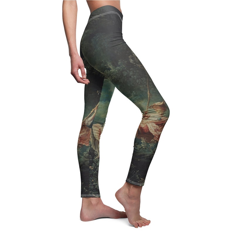 Puede incluir: Leggings de cintura alta con un estampado art&iacute;stico oscuro. El dise&ntilde;o parece ser una pintura con tonos apagados de verde, marr&oacute;n y beige. Los leggings tienen una silueta suave y ajustada.