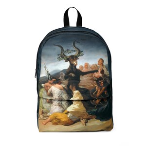 Puede incluir: Mochila azul oscuro con una pintura de una figura parecida a una cabra con cuernos grandes, rodeada de otras figuras en una escena oscura y dramática. La mochila tiene un asa negra y una cremallera.