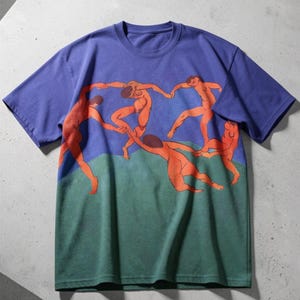 Puede incluir: Camiseta azul con un estampado de figuras naranjas bailando. El diseño está sobre un fondo degradado azul y verde. La camiseta tiene mangas cortas y cuello redondo. El diseño recuerda a una pintura.