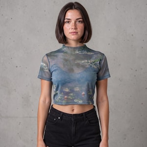Monet Mesh Crop Top | Wasserlilien-Motiv-Mesh-T-Shirt | Impressionismus | Rave-Festival-Outfit | Transparentes Shirt mit abstraktem Gesichts-Grafikprint