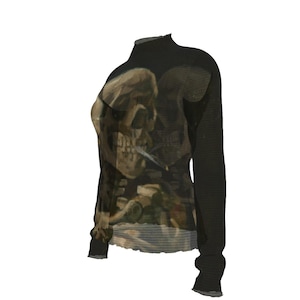 Puede incluir: Una camiseta de manga larga con cuello alto y dise&ntilde;o de calavera. La obra de arte representa una calavera fumando un cigarrillo, en tonos marrones, beiges y negros. La camiseta tiene un aspecto semitransparente y un dobladillo con volantes.