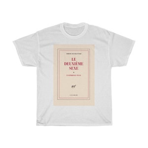 Op de afbeelding: Wit t-shirt met de boekomslag van "Le Deuxi&egrave;me Sexe" van Simone de Beauvoir. De omslag staat in een rechthoekige lijst met bordeauxrode tekst. Het t-shirt heeft een ronde hals en korte mouwen.