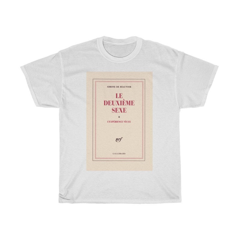 Op de afbeelding: Wit t-shirt met de boekomslag van "Le Deuxi&egrave;me Sexe" van Simone de Beauvoir. De omslag staat in een rechthoekige lijst met bordeauxrode tekst. Het t-shirt heeft een ronde hals en korte mouwen.