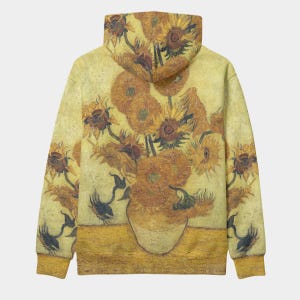 Op de afbeelding: Een gele hoodie met een print van Vincent van Goghs schilderij "Zonnebloemen". Het ontwerp bedekt de hele hoodie, inclusief de capuchon, mouwen en rug, met een gedetailleerde weergave van zonnebloemen in een vaas. Het kleurenpalet omvat geel, oranje en bruin.