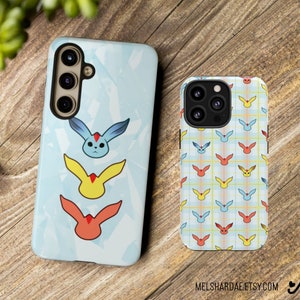 Könnte beinhalten: Zwei Handyhüllen mit unterschiedlichen Designs. Die erste Hülle ist blau mit einem weißen und hellblauen Karomuster und zeigt ein sich wiederholendes Bild einer Cartoon-Eevee-Evolution. Die zweite Hülle ist weiß mit hellblauem Hintergrund und zeigt drei Eevee-Evolutionen in einer vertikalen Linie.