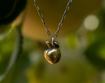 Collar Manzana Dorada: Colgante de fruta de latón macizo fundido, cadena de plata de ley maciza.
