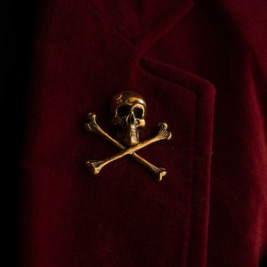 Skull Pin/Skull Brooch/Skull and Crossbones Pin/Skull and Crossbones Brooch/Halloween Pin/Halloween Brooch/Bone Pin/Bone Brooch/Lapel Pin