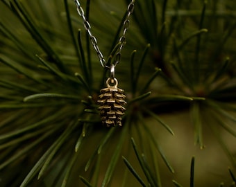 Collar de piña: Latón macizo fundido con cadena de plata de ley maciza, joyería navideña