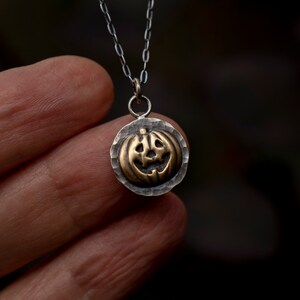 Collier citrouille : argent sterling massif avec citrouille-lanterne en laiton massif