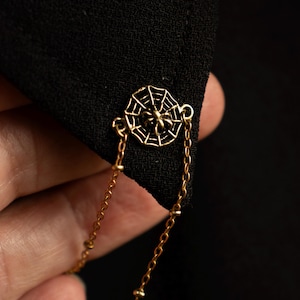Broche de cadena con diseño de telaraña: Broche de latón macizo estilo vintage