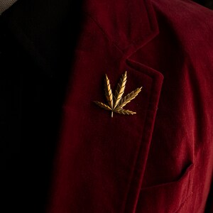 Broche de folha de cannabis em latão maciço - Broche de maconha com acabamento envelhecido imagem 4