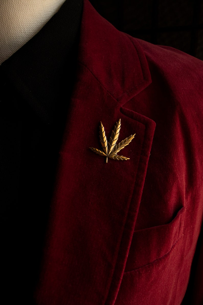 Broche de folha de cannabis em latão maciço - Broche de maconha com acabamento envelhecido imagem 4