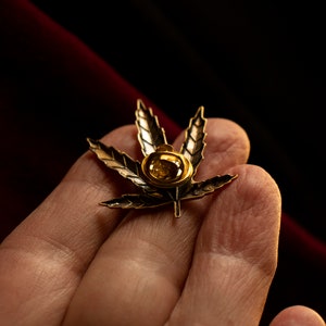 Broche de folha de cannabis em latão maciço - Broche de maconha com acabamento envelhecido imagem 5