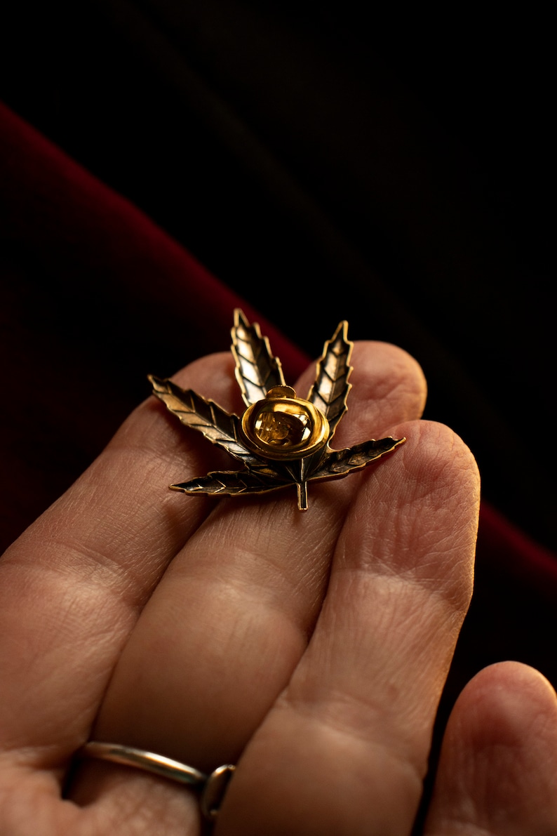 Broche de folha de cannabis em latão maciço - Broche de maconha com acabamento envelhecido imagem 5