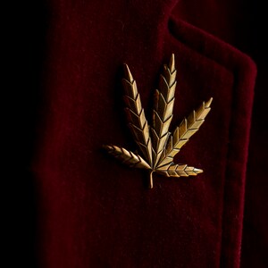 Broche de folha de cannabis em latão maciço - Broche de maconha com acabamento envelhecido imagem 3