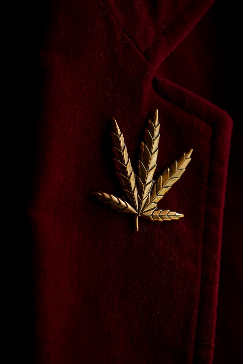 Broche de folha de cannabis em latão maciço - Broche de maconha com acabamento envelhecido imagem 3