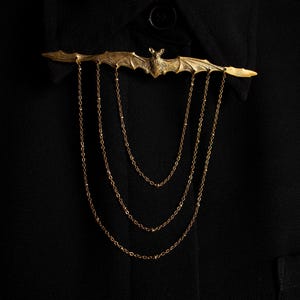 Spilla a catena con colletto a pipistrello: spilla in ottone massiccio in stile vintage immagine 1