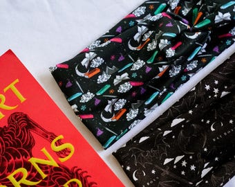 Faixa de cabelo Bookish Twist | Faixa de cabelo Acotar com estampa de enfermeira