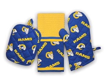 Könnte beinhalten: Ein Set aus drei Küchenaccessoires mit dem Logo der Los Angeles Rams. Das Set beinhaltet einen blauen und gelben Ofenhandschuh, einen blauen und gelben Topflappen und ein blaues und gelbes Geschirrtuch. Die Accessoires sind alle gesteppt und zeigen das Rams-Logo und das Wort "Rams" wiederholt.