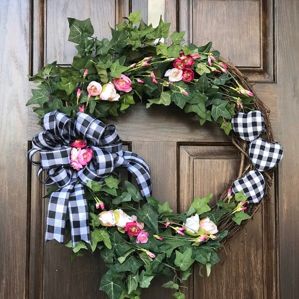 Bienvenido corona de la puerta delantera con acentos de búfalo trenzados en blanco y negro. ¡Perfecto para dar la bienvenida a los huéspedes durante cualquier temporada!