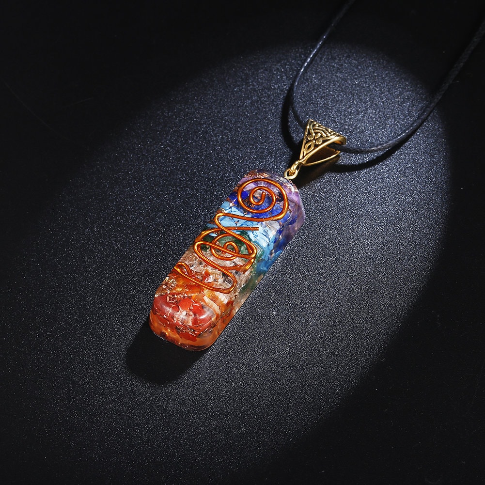 Collana Orgonite Con Ciondolo 7 Chakra - In Rame E Resina Collana Orgonite Con Ciondolo 7 Chakra - In Rame E Resina