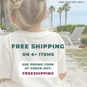 Puede incluir: Un ni&ntilde;o lleva una camiseta blanca con el texto "FREE SHIPPING ON 6+ ITEMS". Tambi&eacute;n es visible el texto "USE PROMO CODE AT CHECK-OUT: FREESHIPPING". El fondo incluye palmeras, tumbonas y una playa de arena.