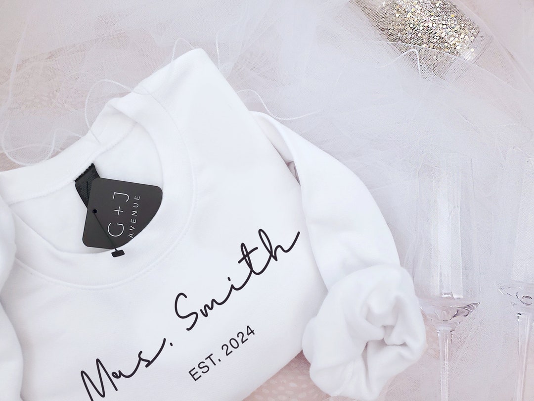 Personalized Mrs Sweatshirt, Minimalist Mr. and Mrs. Sweatshirts ...