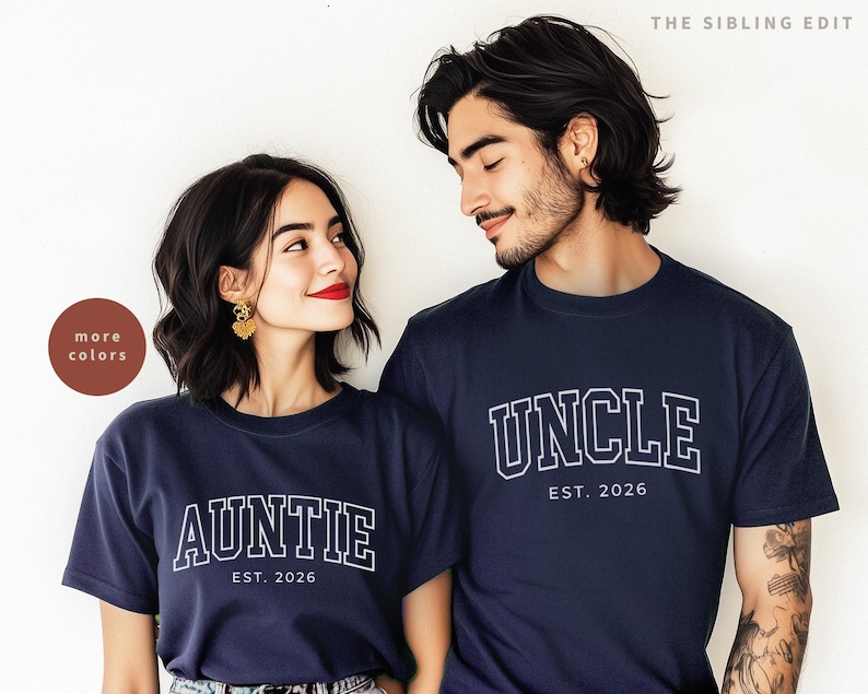 Puede incluir: Camisetas azul marino con letras blancas. Una camiseta dice "AUNTIE EST. 2026" y la otra "UNCLE EST. 2026". Un hombre y una mujer llevan las camisetas. Tambi&eacute;n se ven las palabras "more colors" y "THE SIBLING EDIT".