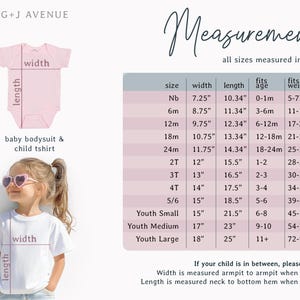 Puede incluir: Body rosa para beb&eacute; y camiseta blanca con medidas en pulgadas. La tabla incluye tallas desde reci&eacute;n nacido hasta juvenil grande, con detalles de ancho, largo, edad y peso. El texto dice "G+J AVENUE" y "Medidas".