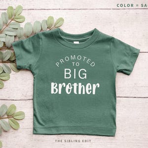 Puede incluir: Camiseta verde salvia para ni&ntilde;os peque&ntilde;os con el texto blanco "PROMOTED TO BIG Brother". La camiseta est&aacute; hecha de material suave y tiene mangas cortas. Las palabras "THE SIBLING EDIT" est&aacute;n impresas en la parte inferior de la camiseta.
