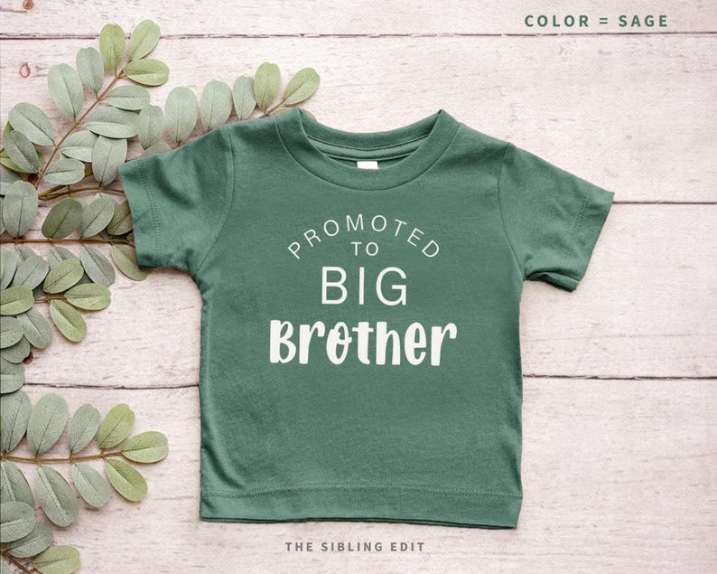 Puede incluir: Camiseta verde salvia para ni&ntilde;os peque&ntilde;os con el texto blanco "PROMOTED TO BIG Brother". La camiseta est&aacute; hecha de material suave y tiene mangas cortas. Las palabras "THE SIBLING EDIT" est&aacute;n impresas en la parte inferior de la camiseta.