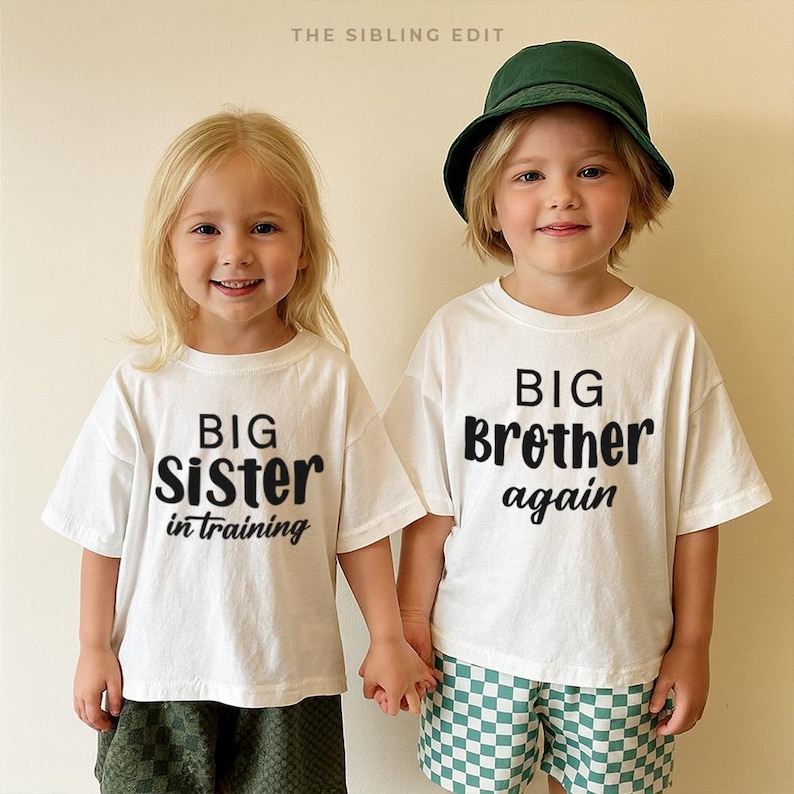 Puede incluir: Dos ni&ntilde;os con camisetas blancas con texto negro. Una camiseta dice "BIG SISTER in training" y la otra "BIG BROTHER again". El ni&ntilde;o de la derecha lleva un sombrero verde y pantalones cortos a cuadros. El texto "THE SIBLING EDIT" est&aacute; en la parte superior.