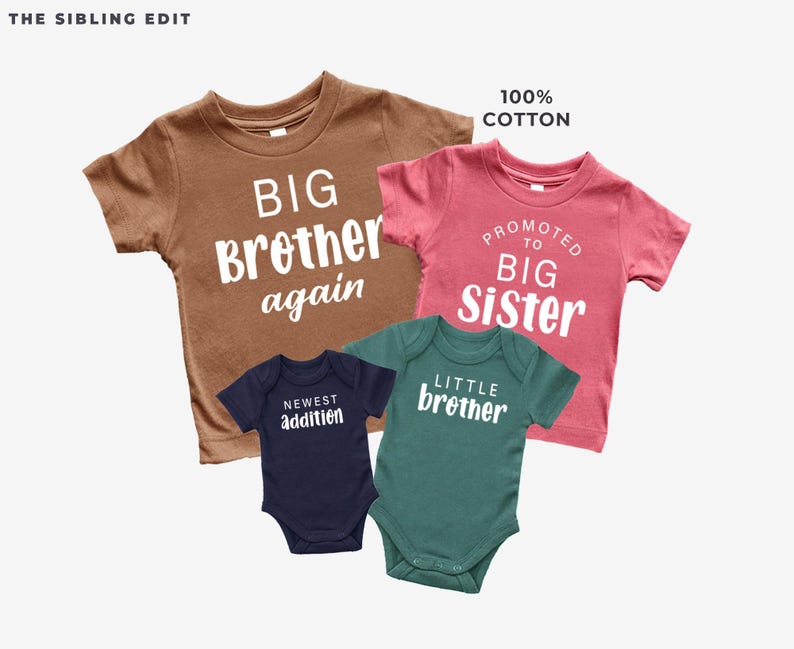 Puede incluir: Cuatro camisetas y bodies infantiles en varios colores. Las camisetas son marrones y rosas, y los bodies son azul marino y verde azulado. El texto en las camisetas dice "BIG Brother again" y "PROMOTED TO BIG Sister". Los bodies dicen "NEWEST addition" y "LITTLE brother".