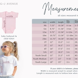 Puede incluir: Un body rosa para beb&eacute; y una camiseta blanca con medidas en pulgadas. La tabla incluye tallas desde reci&eacute;n nacido hasta juvenil grande, con detalles de ancho, largo, edad y peso. El texto "G+J AVENUE" est&aacute; en la parte superior.
