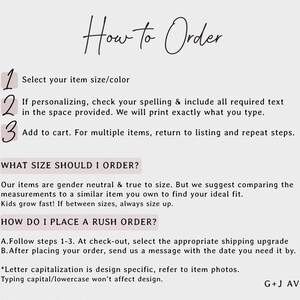 Puede incluir: Gr&aacute;fico color crema con instrucciones sobre c&oacute;mo realizar un pedido, incluida la selecci&oacute;n de talla/color, la personalizaci&oacute;n y la adici&oacute;n al carrito. El texto tambi&eacute;n aborda el dimensionamiento y el pedido urgente. El logotipo de G+J AVENUE est&aacute; en la parte inferior.