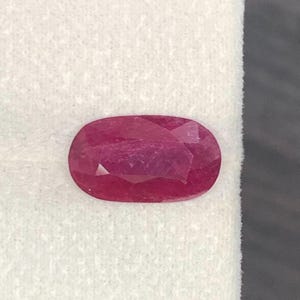 Certificado GRA / 3,76 cts / Rubí rojo natural / 13,18 x 7,55 x 3,97 mm / Talla ovalada / Piedra preciosa suelta / cloud19gemstones
