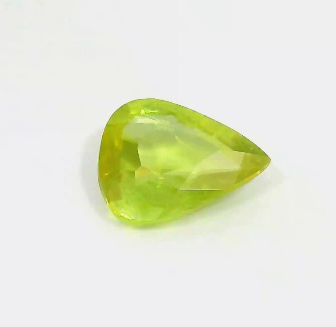 マトリックス上の天然グリーンスフェーンチタン石標本。 天然スフェーンチタン石 | 0.93カラット | ペアシェイプのルース