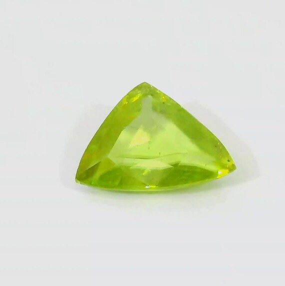 天然グリーンスフェーン | 0.61カラット | 9 x 7 mm トライアングル