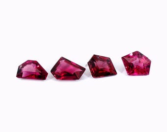 Op de afbeelding: Vier gefacetteerde, roze edelstenen met een licht onregelmatige vorm. De edelstenen zijn in een rij op een witte achtergrond gerangschikt.